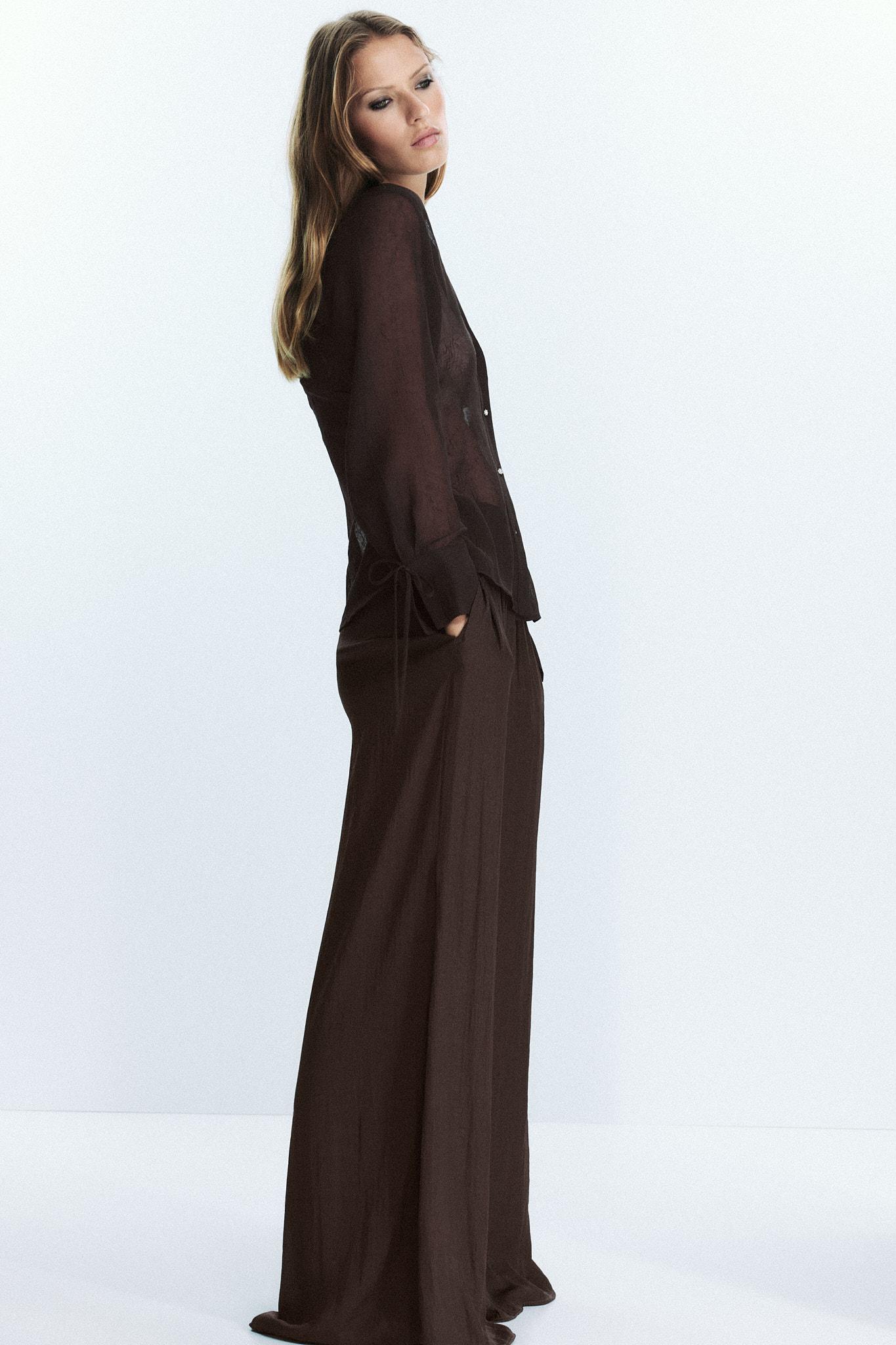 CHEMISE SEMI-TRANSPARENTE À LACETS